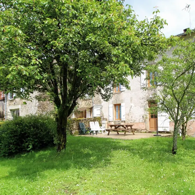 Gîte de Chasseneuil à Saint Symphorien sur Couze en Haute-Vienne (Nouvelle Aquitaine) - côté jardin_1