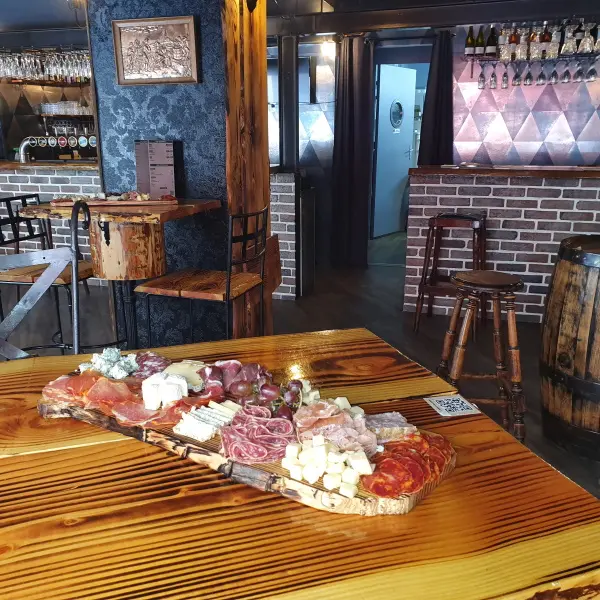 Vue bar et plateau fromage charcuterie