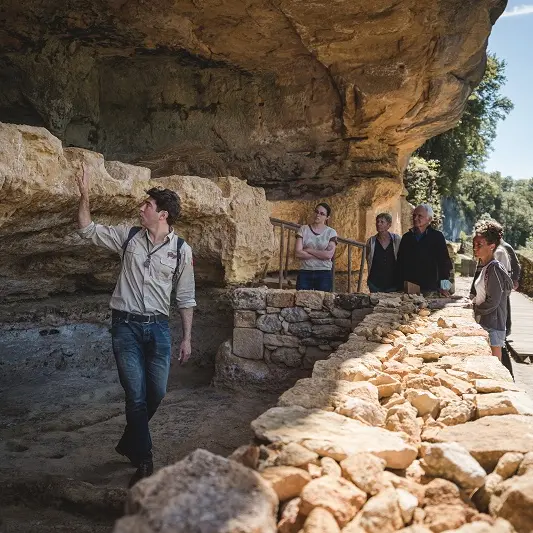 Dans l habitat structure, a l entree du village