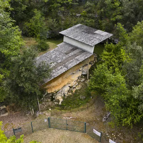 Gisement de La Micoque, vue aérienne, Damien Lachas DLW25-0182