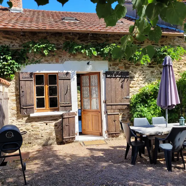 Gite La Vigne frontside dining