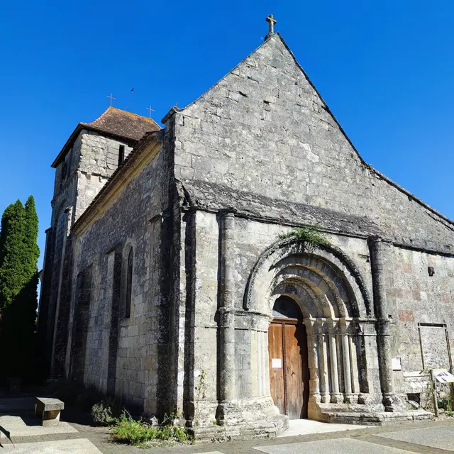 Façade et portail de l'église Saint-Michel - Saint-Michel-de-Montaigne