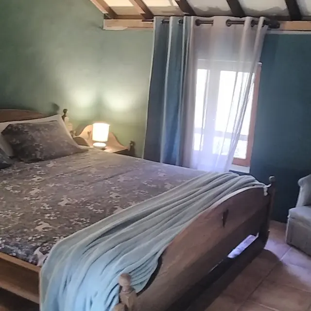 Meublé de tourisme le Moulin de la Forge_chambre lit queensize_3