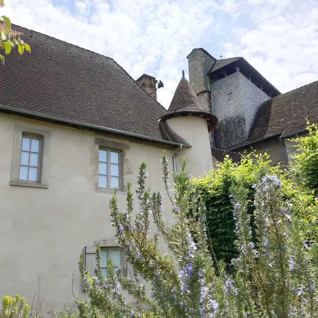 Façade du presbytère côté bourg, avec la tourelle