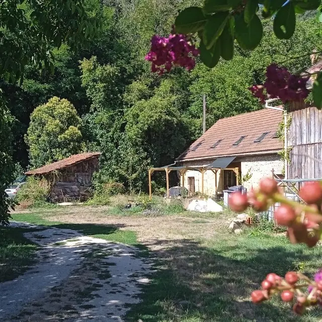 Leycaut-Gîte_entrée_cour_Ouest
