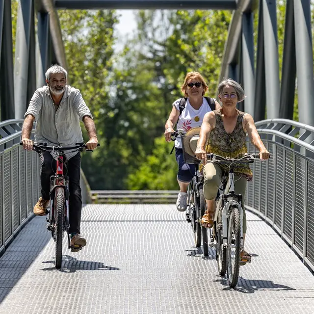 Moulin du Duellas-passerelle-velos-face-a-vallee-isle-perigord