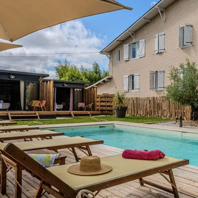 Piscine et lodges