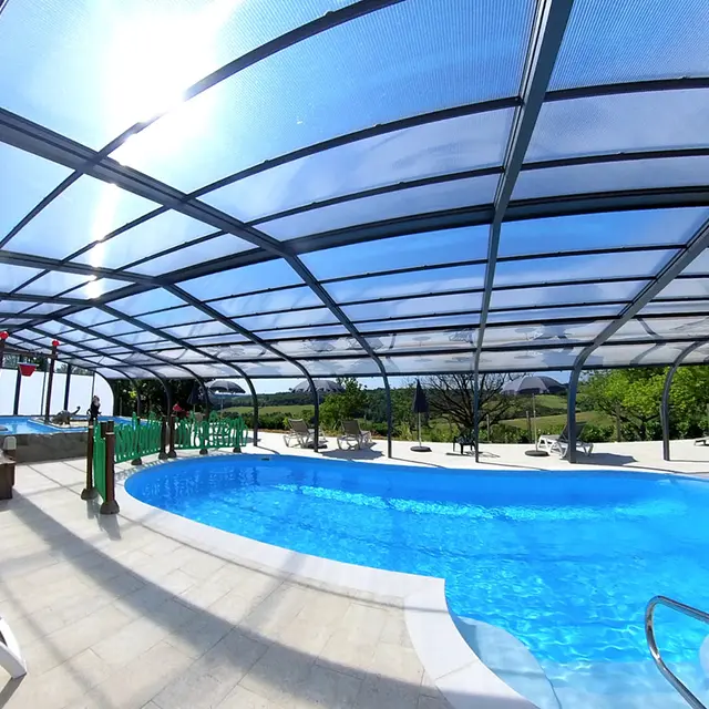 Piscine intérieure©Camping Bleu Soleil