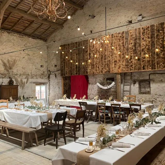 Salle-Le-Guinot-avec tables-et-déco