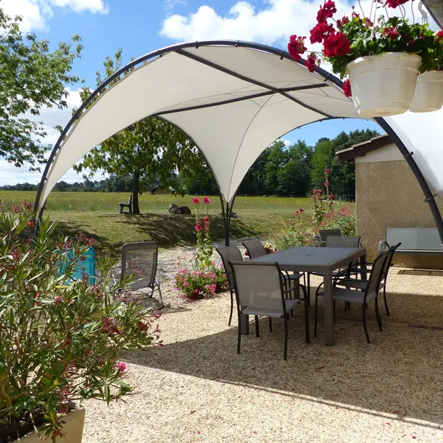 Terrasse sous la tonnelle