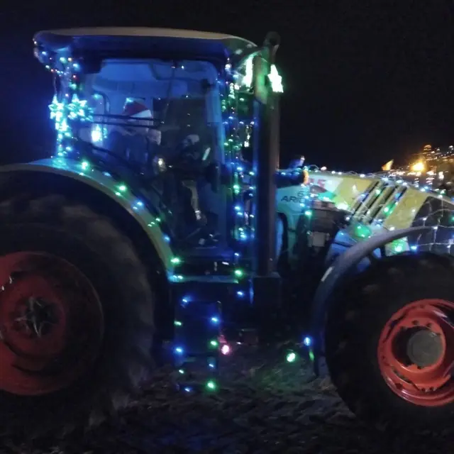 Tracteur illuminé St Aubin de Lanquais 20 dec  (1)