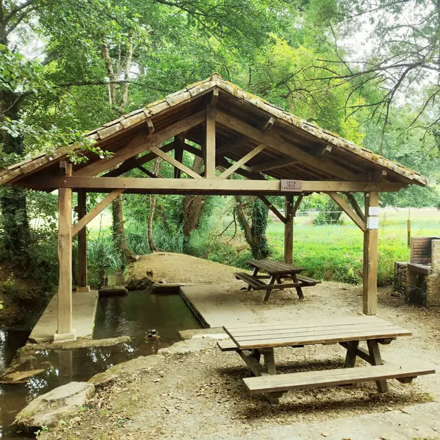 aire-pique-nique-tables-saint-jean-eyraud-tourisme-vallee-isle-perigord