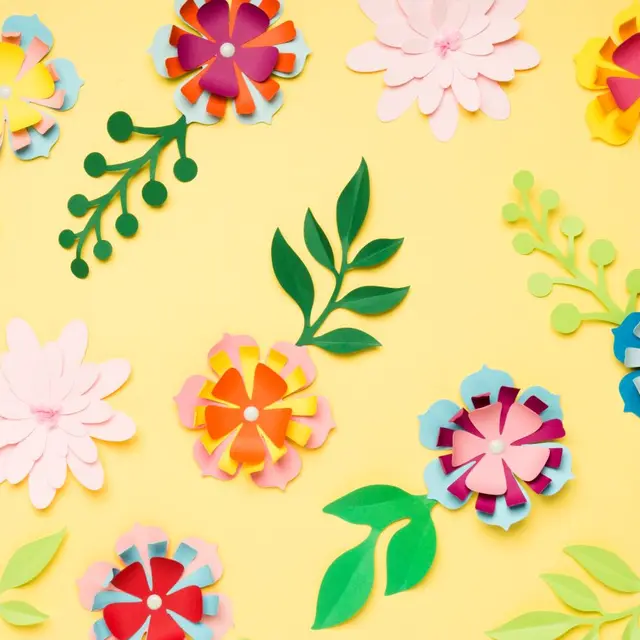 assortiment-de-fleurs-en-papier-colore-pour-le-printemps