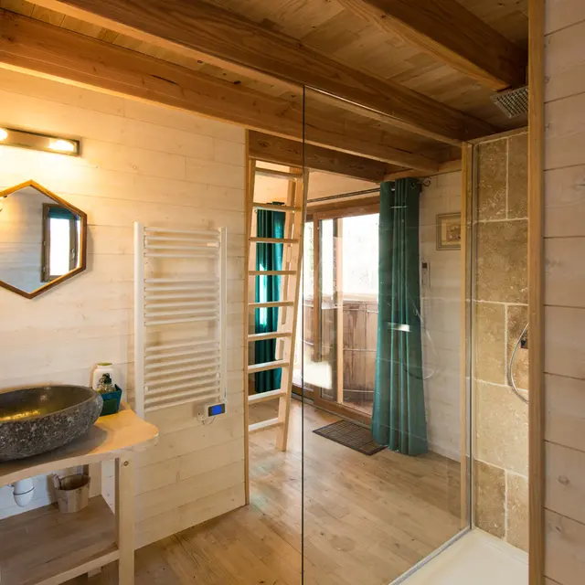 cabane-perchee-douche-1-2