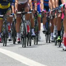 depositphotos_25935121-stock-photo-cyclists-with-sports-during-abbiglaimento