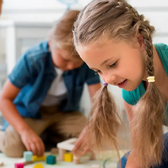 enfants-jouant-a-la-maternelle