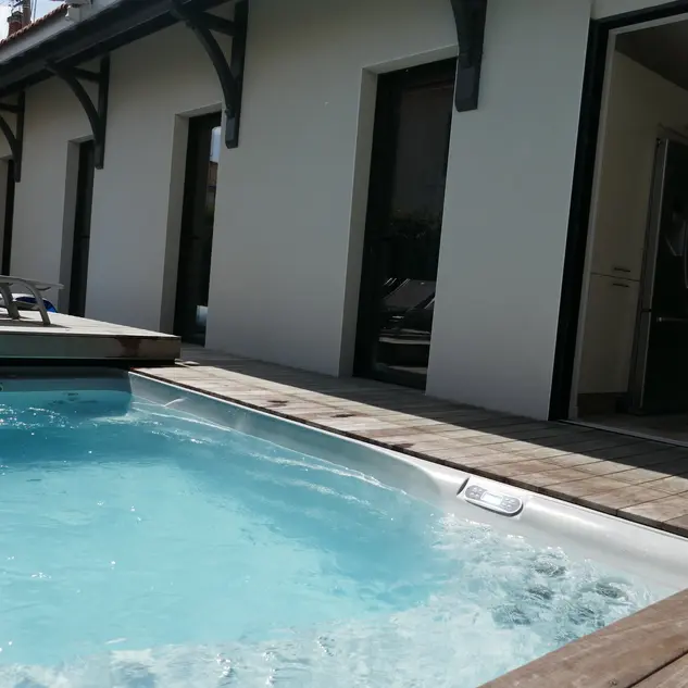 facade et piscine
