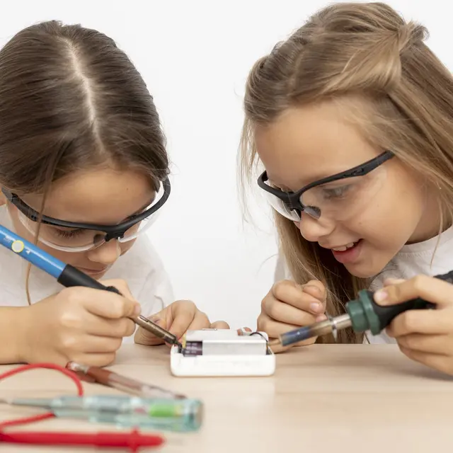 filles-avec-des-lunettes-de-securite-faisant-des-experiences-scientifiques-ensemble