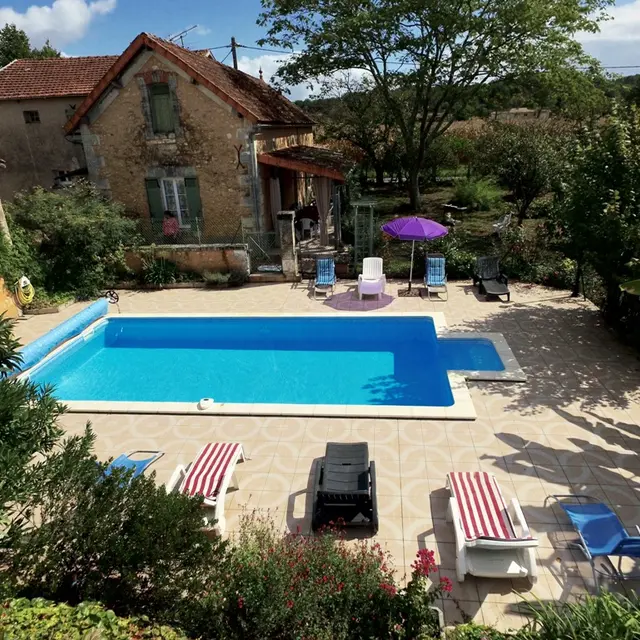 le cadre enchanteur autour de la piscine