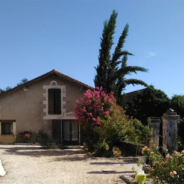 vue sur le gite depuis la cour