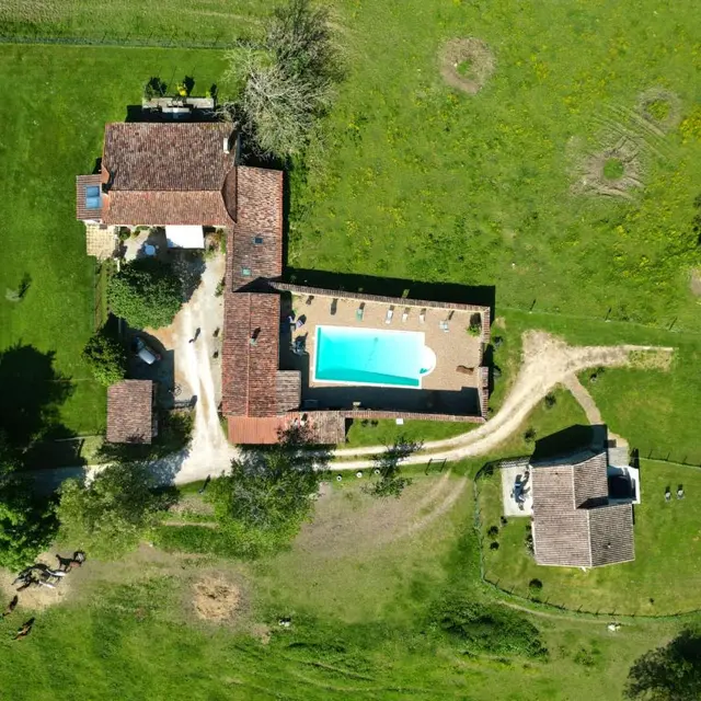 gites-sudrie-bourrou-vue-aerienne