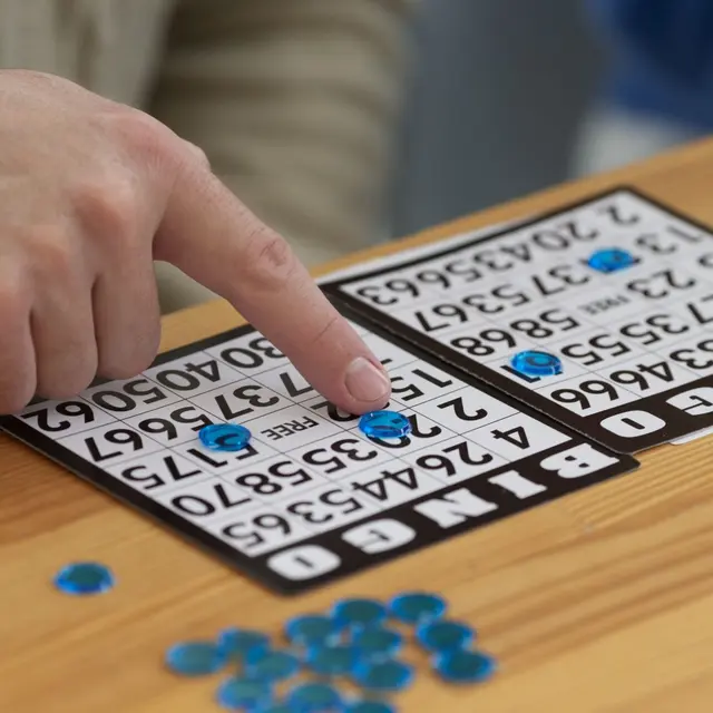 gros-plan-sur-la-main-jouant-au-bingo