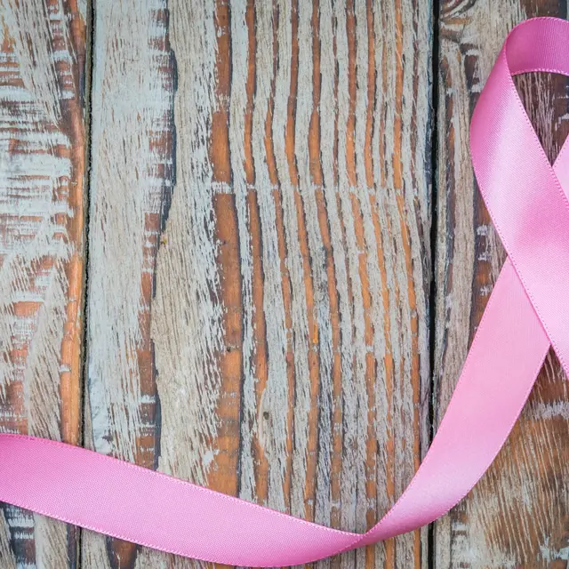 jour-du-cancer-du-monde-breast-cancer-awareness-ribbon-sur-bois-backgr