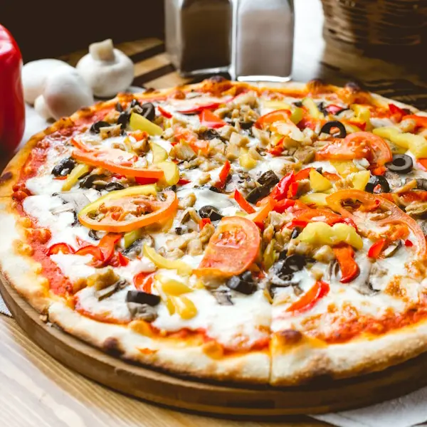 mix pizza chicken tomato bell pepper olives mushroom side view