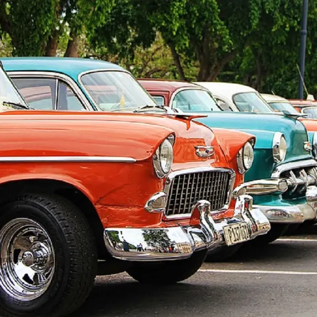 Marché de Noël véhicules anciens à Beaumont du Pgd