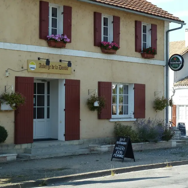 L'entrée du restaurant, situé au coeur du village