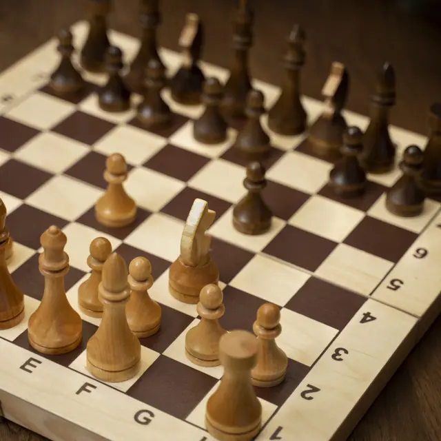 jeu-d-echecs-a-angle-eleve-sur-table-scaled-18314932