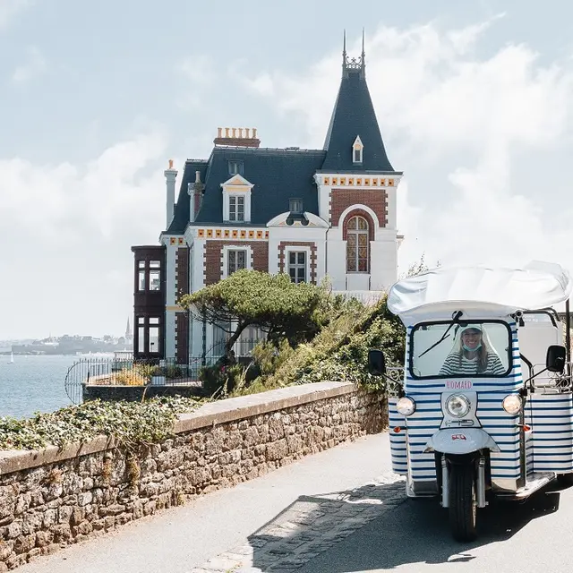 1- TUK TUK - PHOTO BROCHURE