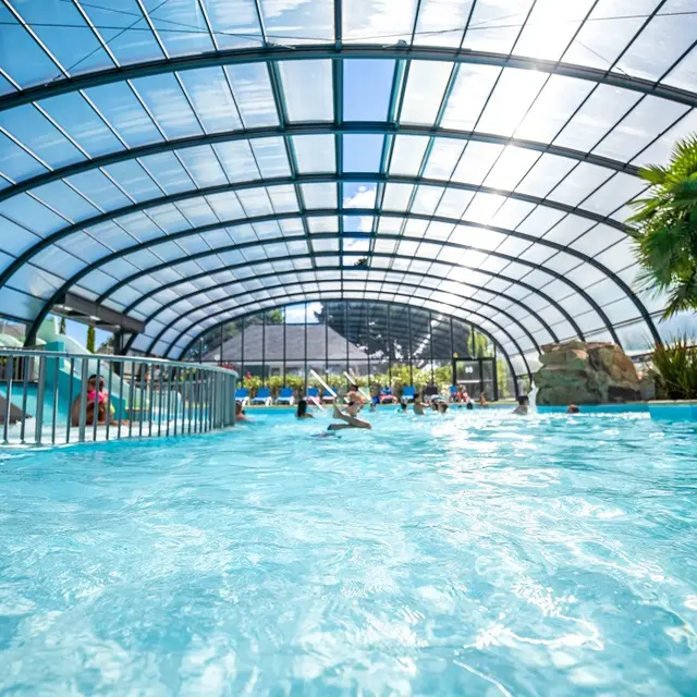 1-Camping-emeraude-espace-aquatique-couvert - PHOTO BROCHURE