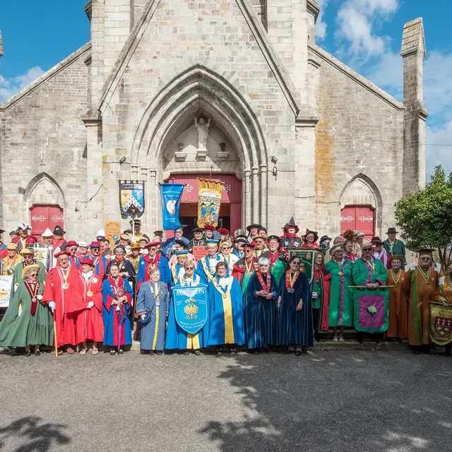 Confréries en tenues d'apparat