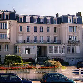 Farkas-Dinard-Batiment