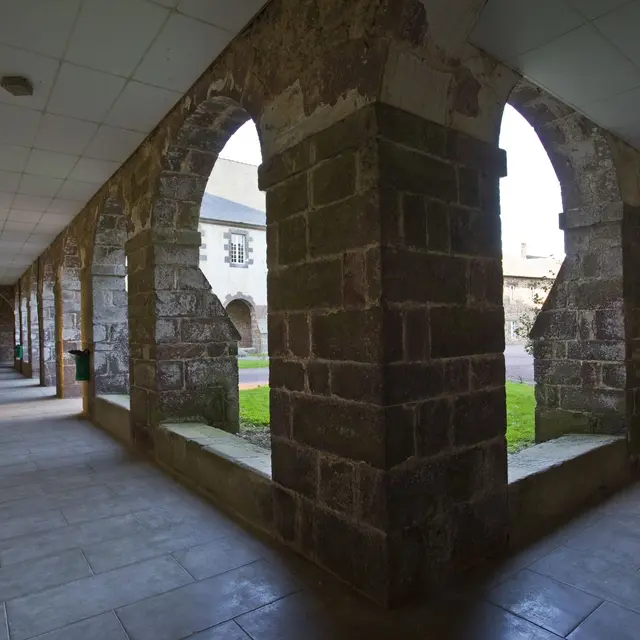 L'Abbaye Saint Jacques de Montfort sur Meu