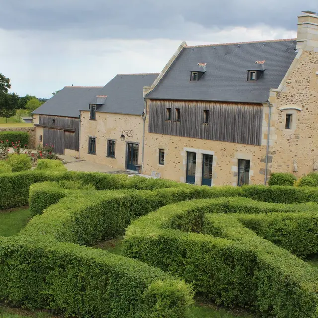 Manoir-du-Clos-Clin---Macquart-de-Terline-Guy-facade-et-jardin-4