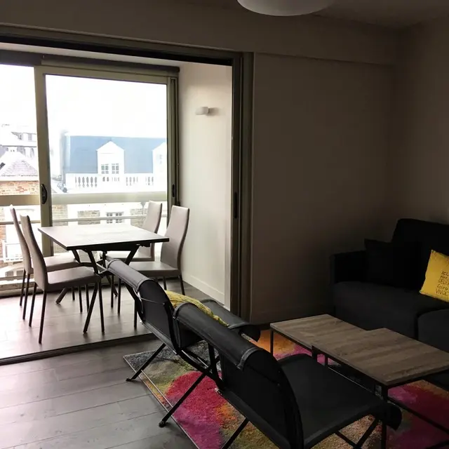 Madame-et-Monsieur-Brehault-Jean-Rene-salon-et-balcon