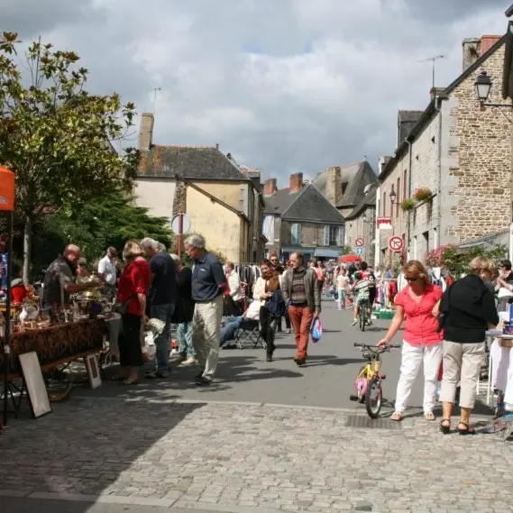 Vide grenier Bazouges la Pérouse