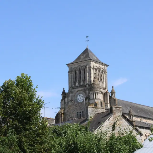 Vue lointaine de l'église Saint-Etienne