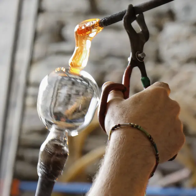 main qui coupe le verre