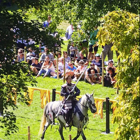 Médiévales en la forteresse de Chinon le 3 août 2025.