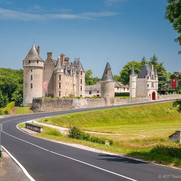 Le château de Montpoupon, sur la route des moulins.