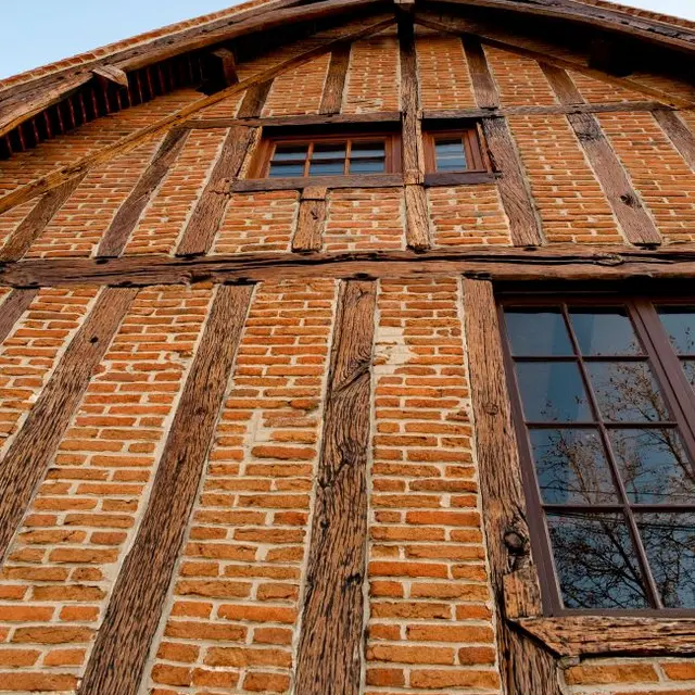 Façade d'une maison à pans de bois à Montlouis-sur-Loire