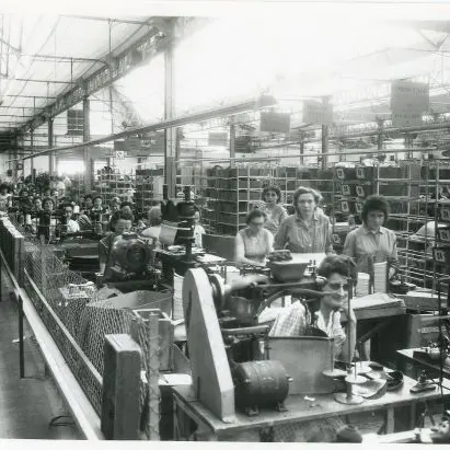 Ouvrières dans l'atelier de production Gounin