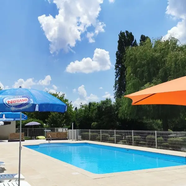 Piscine - Camping La Vallée de l'Indre - Monbazon, France.