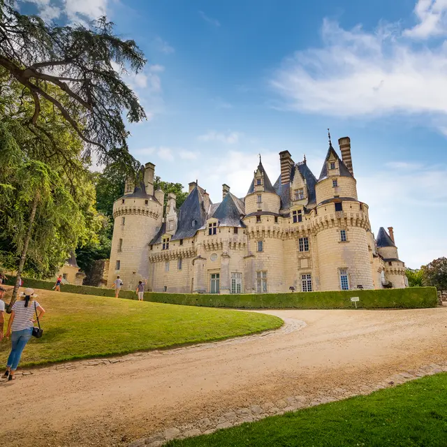 Rigné-Ussé - Chateau Usse - Extérieur allée gens 3 - ADT Touraine - JC Coutand - 2029