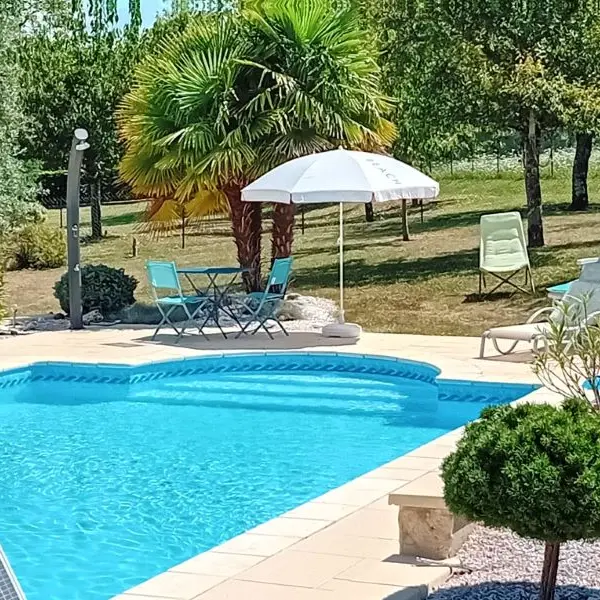 VUE PISCINE LE CLOS DE MOSNY