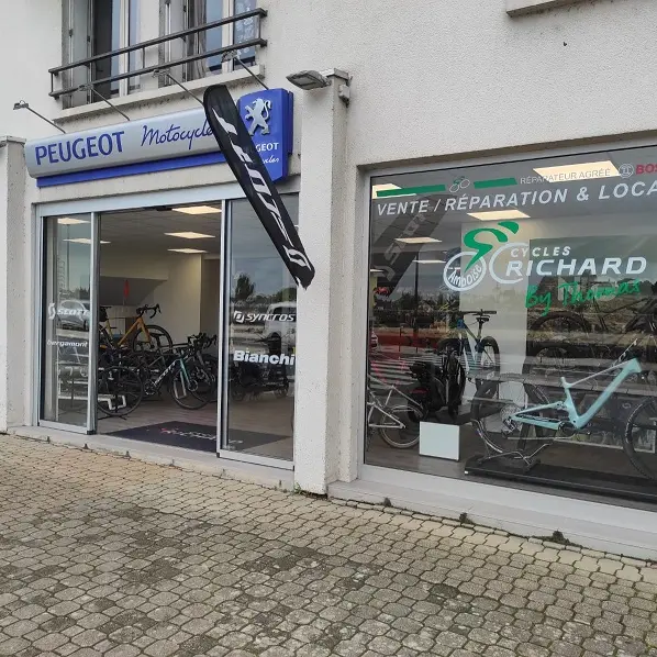 Vitrine-exterieure-cycles-richard-by-thomas