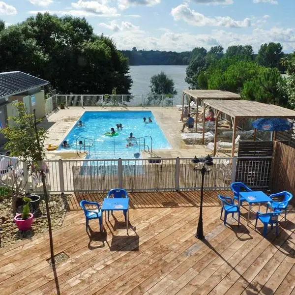 La piscine - Camping Les Coteaux du Lac, Chemillé-sur-Indrois, France.